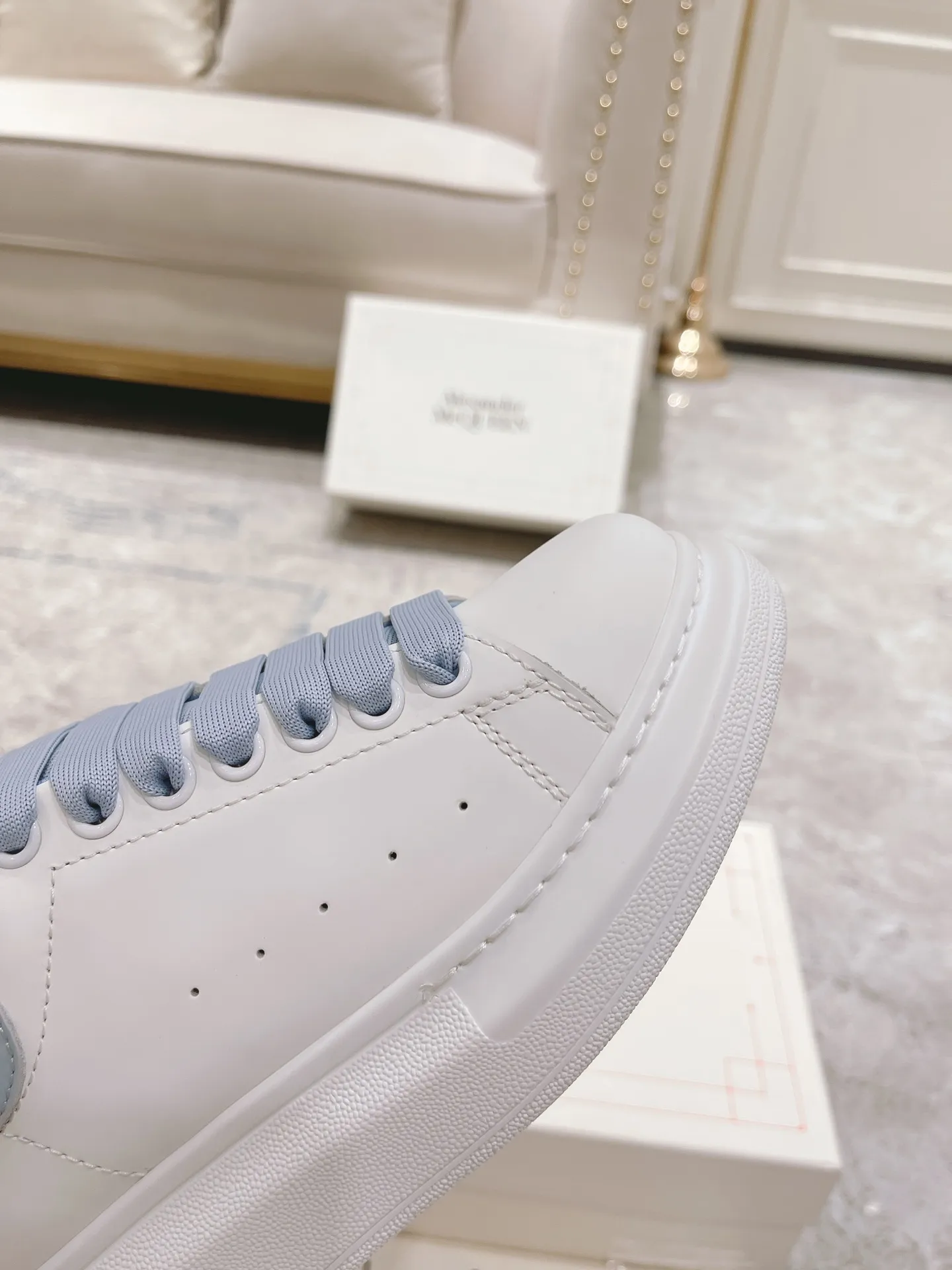 👟👟Ex-factory price 480👟👟 Alexander McQ•ss white shoes, McQueen has been making it for 5 years in a row, the latest upgrade is in sync with the counter...🈶McQueen MCQ has always been exclusive in the molded fabric material, I can't put it down, the correct version, the fit is absolutely wonderful, and the comfort is super. My company is not the first to ship out large quantities of goods, but what I give you is always the nicest goods, and I make the best quality with my heart! 👑McQueen Spring, Summer, Autumn and Winter...✔Classic + Fashionable + Versatile + Atmosphere + Elegant + Tasteful🈵🈵Celebrity first choice, one of the must-haves, many colors to choose from✔✔✔ 1⃣Fabric: Exclusive molded beige imported silk cowhide Upper imported custom anti-fouling. T👟👟Ex-factory price U+👟👟Ex-factory price U anti-yellowing. Super temperament 2⃣Inner lining: Imported A-grade water-dyed sheepskin (the price is the same as cowhide lining) 3⃣Outsole: Counter original molded rubber T👟👟factory price U outsole Thick sole design about 4.5cm Men's and women's abrasive lasts are different 4⃣With original counter publication (original off-white shoe box. Cloth bag. Handbag. Closed Qualification certificate 1:1 mold opening 4-piece set. Comes with a pair of shoelaces 👫Men and women couples size: female 35-40 male 39-44
